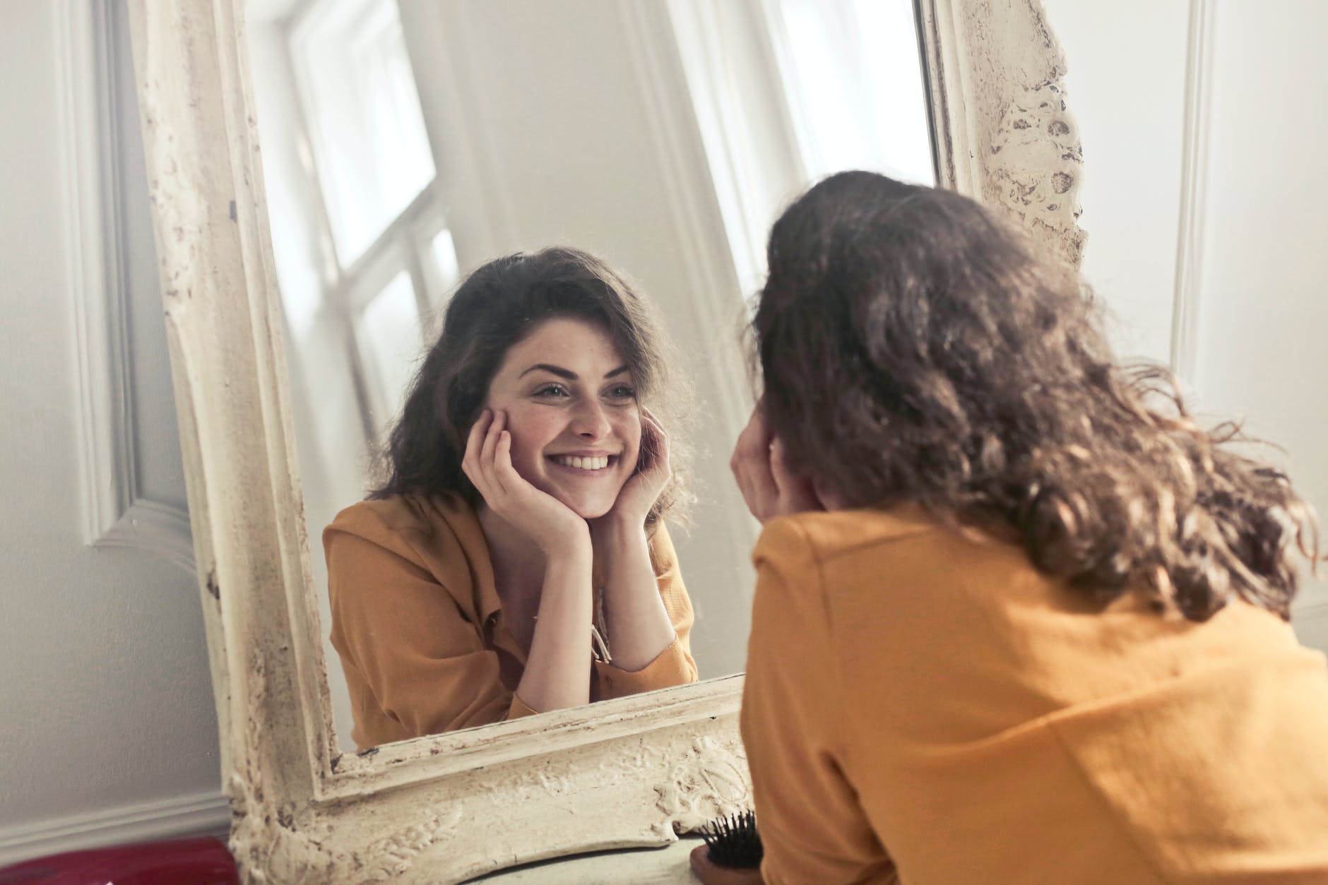 photo of woman looking at the mirror danut bontas consulting expert aloe